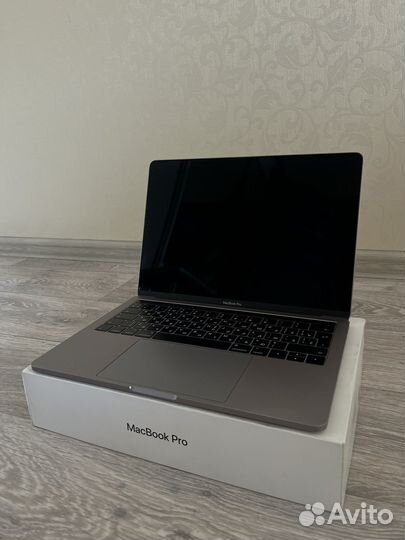 Apple MacBook Pro 13 2017 i5 8/512 Gb Touch Bar