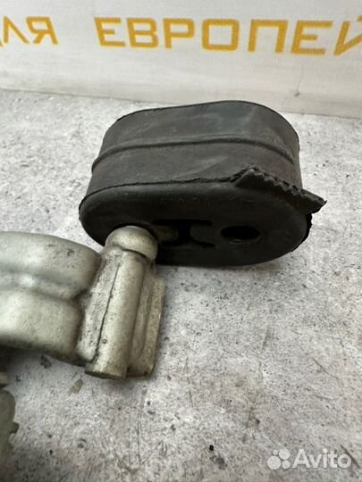 Крепление глушителя заднее левое Mercedes-Benz