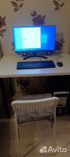 Компьютер со столом стулом