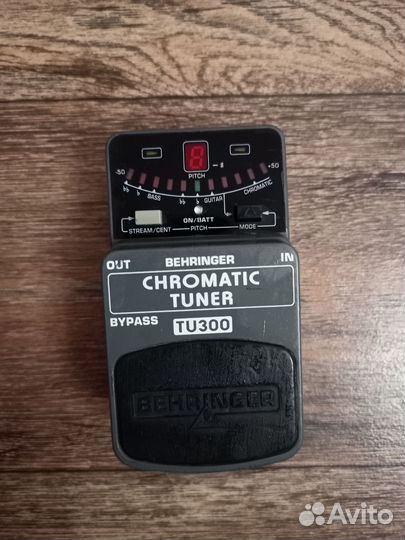 Гитарная педаль Behringer Chromatic tuner