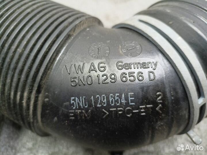 Патрубок впускной Volkswagen Tiguan 2.0 дизель