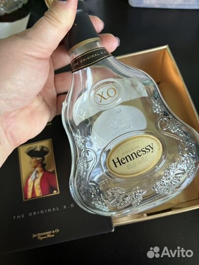 Коробка и бутылка из под коньяка Hennessy