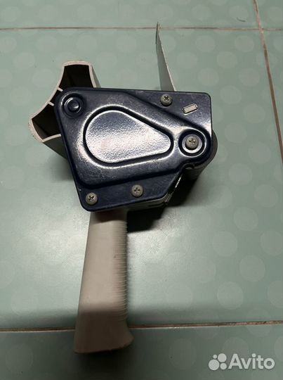 Прибор для склейки скотча на коробки