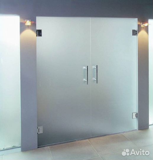 Стеклянная дверь