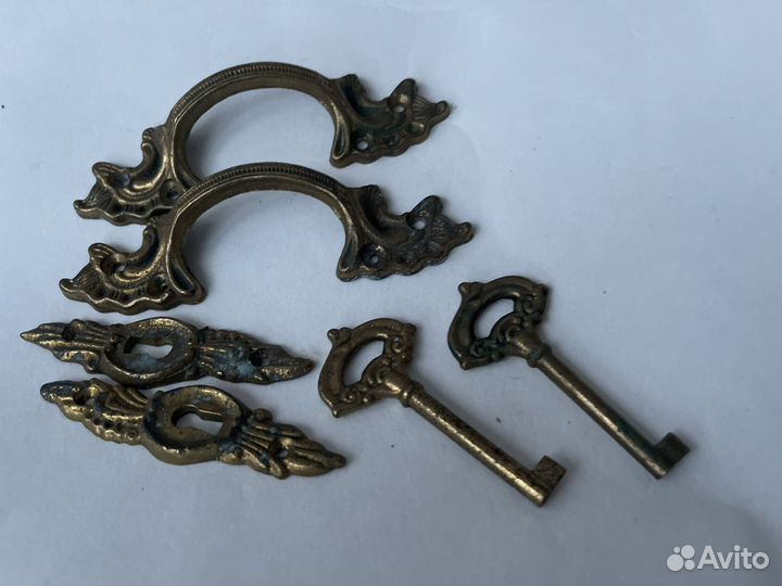Старинные бронзовые накладки на мебель ключи