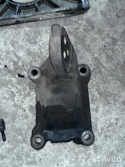 Кронштейны двигателя scania 1508907 и 1757738