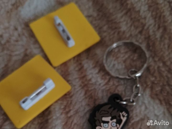 Влад А4. Брелок, значки