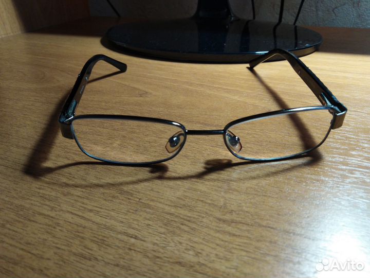 Очки в металлической оправе