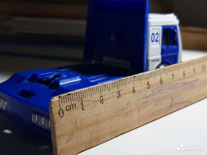 Машинка игрушечная