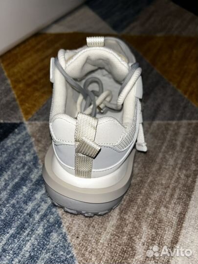 Кроссовки женские новые