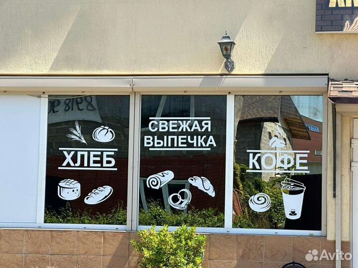 Наклейка на витрину