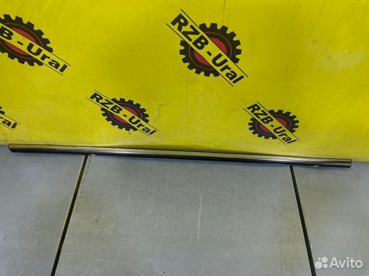 Молдинг стекла передний левый Nissan Patrol Y62