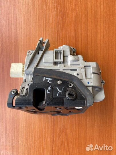 Замок двери задний правый Vw Passat B6 BVY