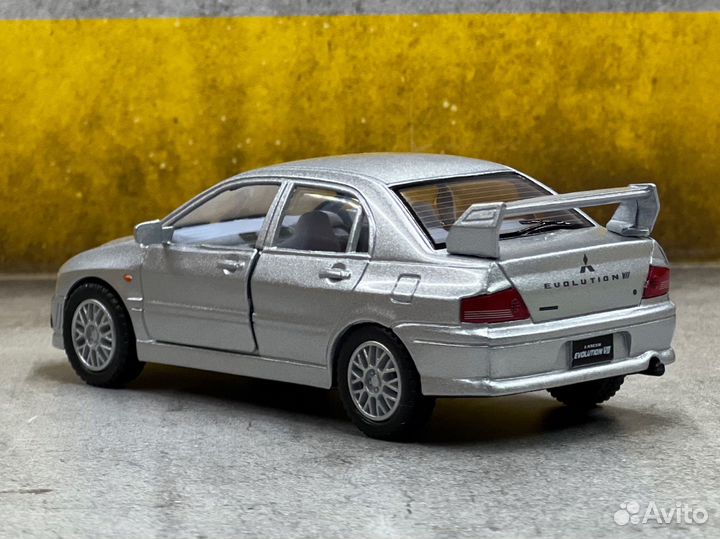 Моделька mitsubishi lancer evo 7 1/36 kinsmart