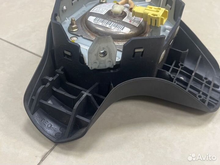 Подушка безопасности водителя Mitsubishi Colt Z34A