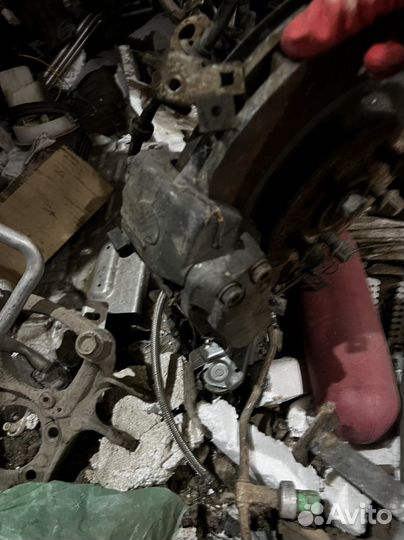 Передний левый суппорт Мерседес ML163