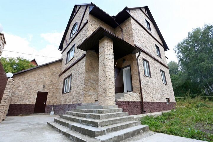 Коттедж 300 м² на участке 7 сот.