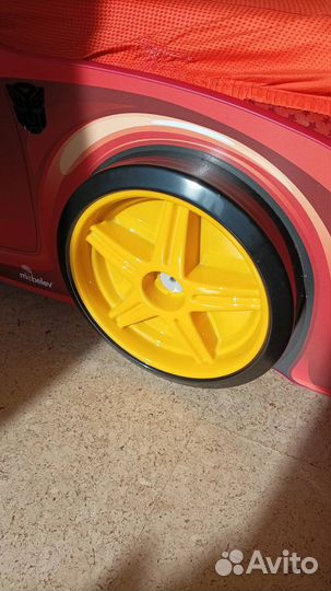 Детская кровать-машинка