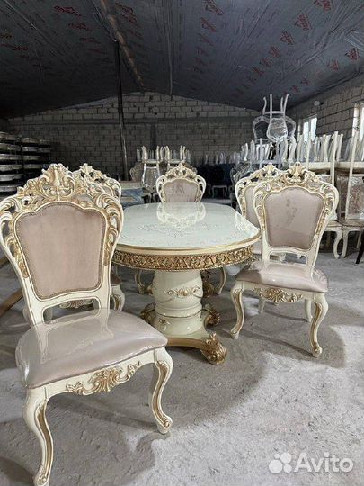 Стол и стулья