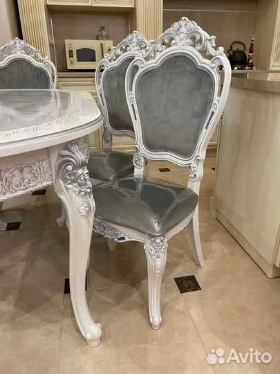 Стол и стулья