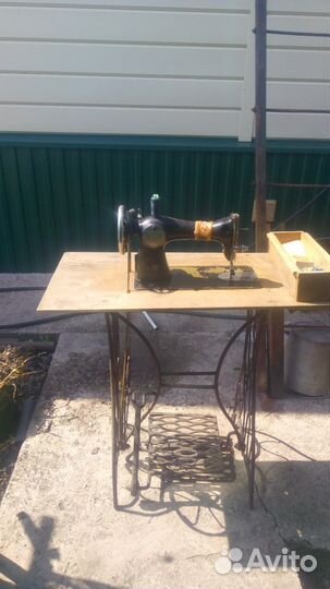 Машинка швейная, часы настенные