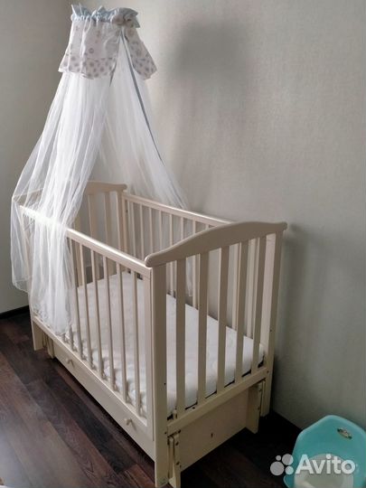 Детская кроватка с маятником