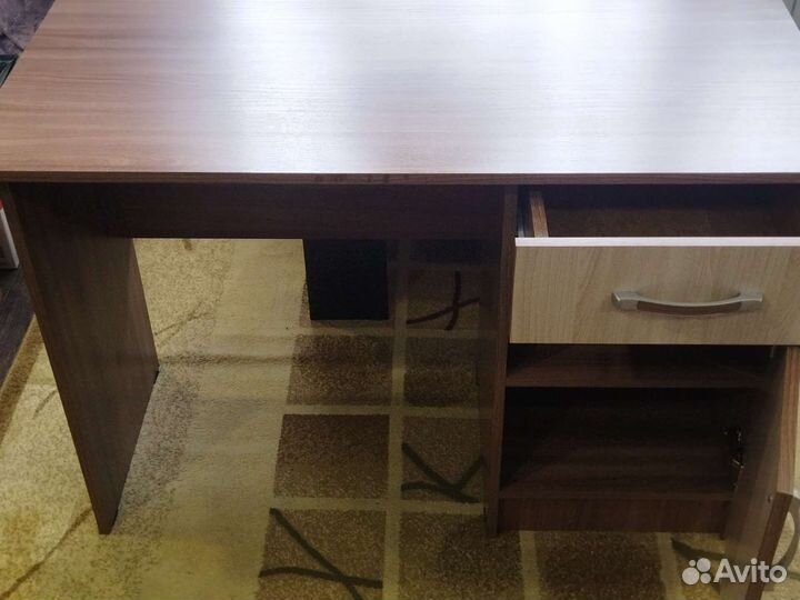 Детский письменный стол