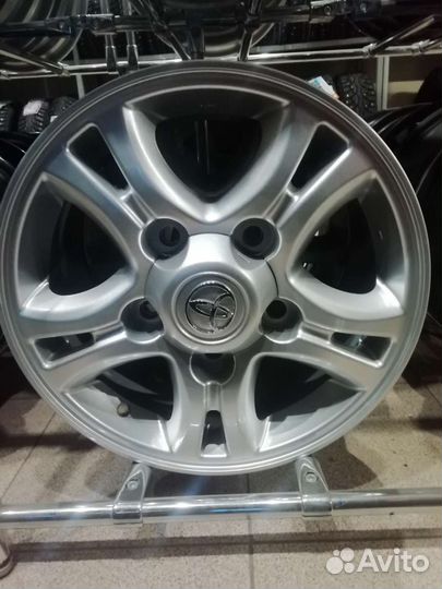 Продам комплект литых дисков