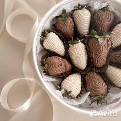 Клубника в бельгийском шоколаде и тюльпаны