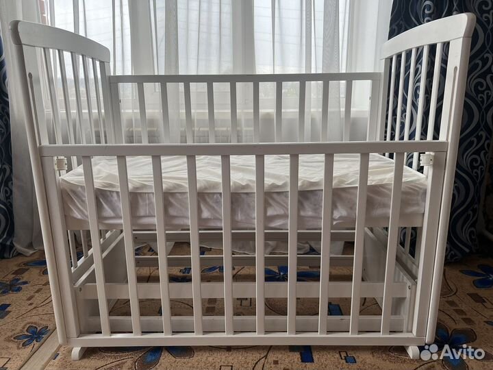 Детская кроватка с маятником