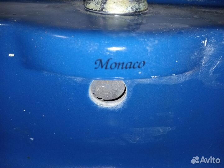 Унитаз и раковина синего цвета