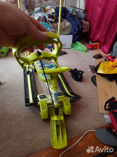 Детский снегокат с ручкой и колесами