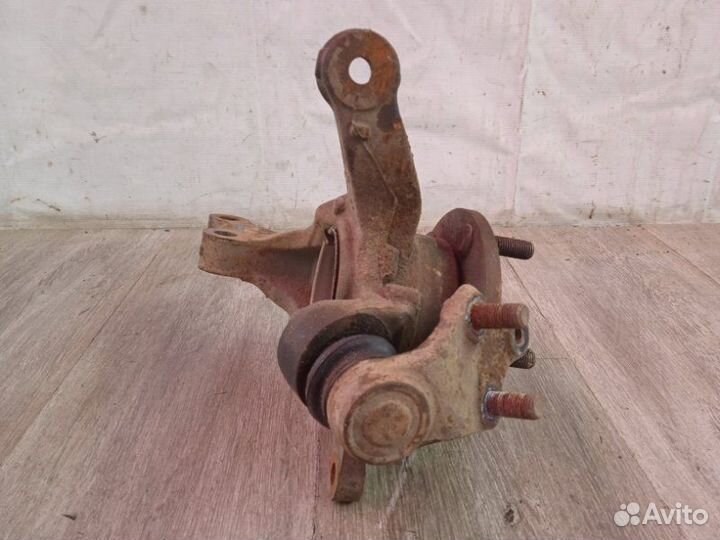 Кулак поворотный передний правый Toyota Camry 40