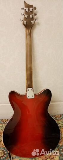 Полуакустическую электрогитару