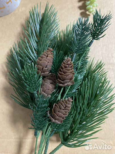 Искусственные цветы и ягоды