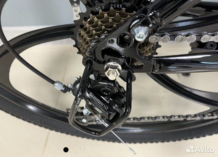 Взрослый велосипед BMW на литых дисках