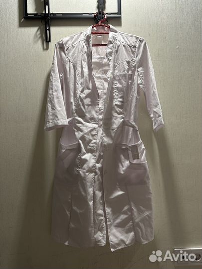 Белый медицинский халат