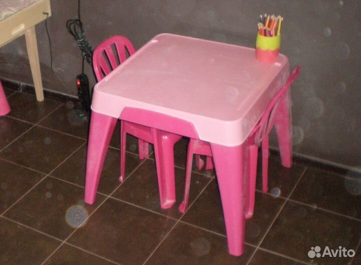 Детский столик + 2 стульчика