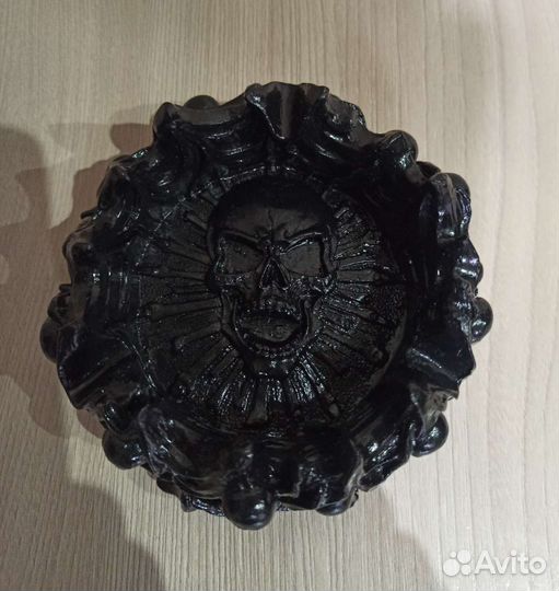 Пепельница с черепами новая