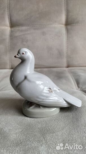 Фарфоровая статуэтка голубь