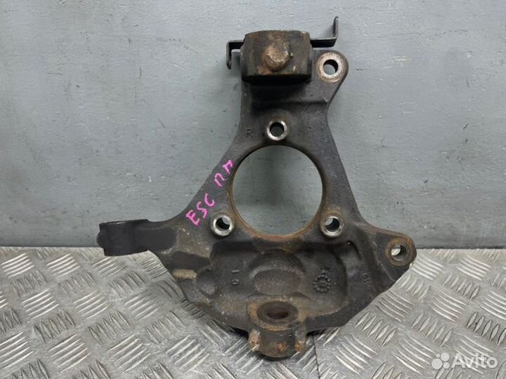 Кулак передний правый Cadillac Escalade GMT900 L92