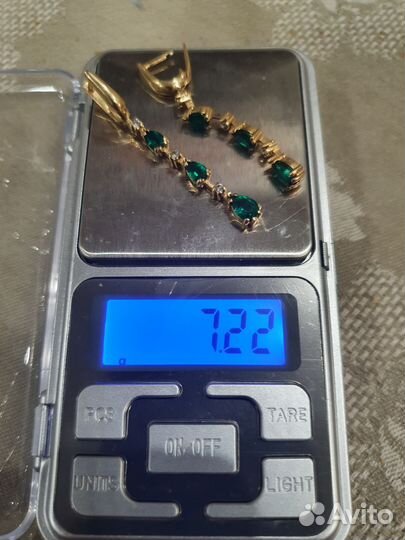 Золотые серьги с бриллиантами и изумрудами