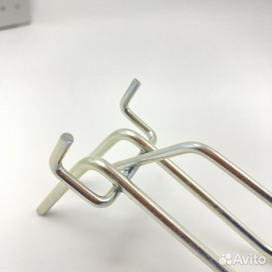 Крючок на перфорацию двойной с ценникодержателем