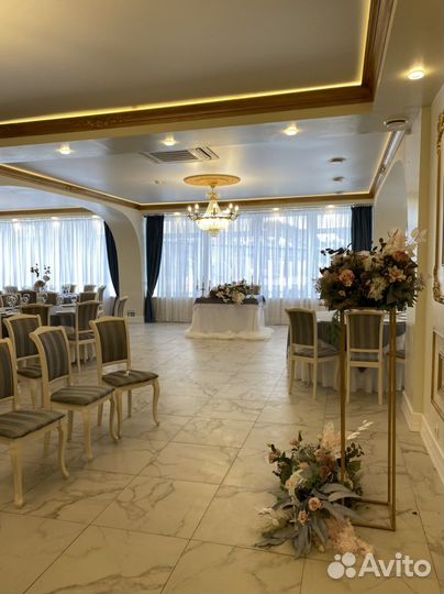 Железные стойки с цветами