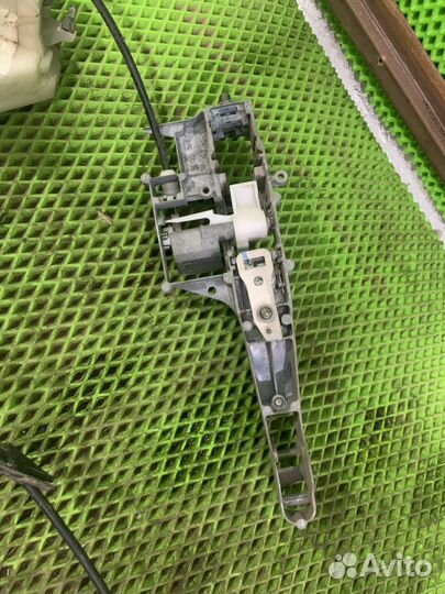 Замок двери передней правой Peugeot 308