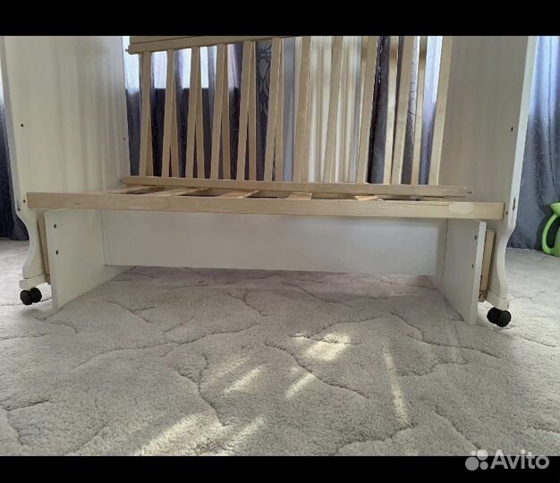 Детская кроватка с маятником