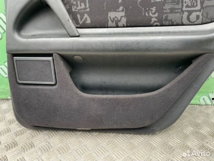 Обшивка двери задняя правая Mercedes-Benz E-Class