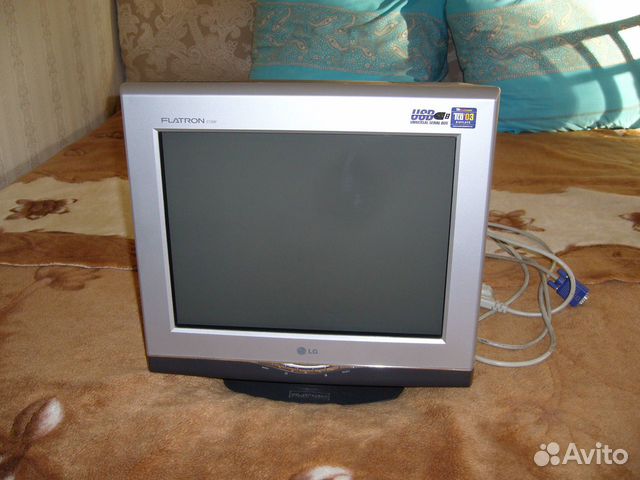 Монитор LG Flatron F720P в рабочем состоянии