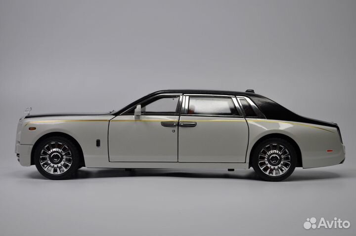 Модель автомобиля Rolls-Royce Phantom 1:18 металл