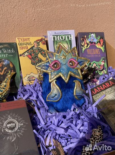 Огромный бокс с хранителями и картами таро